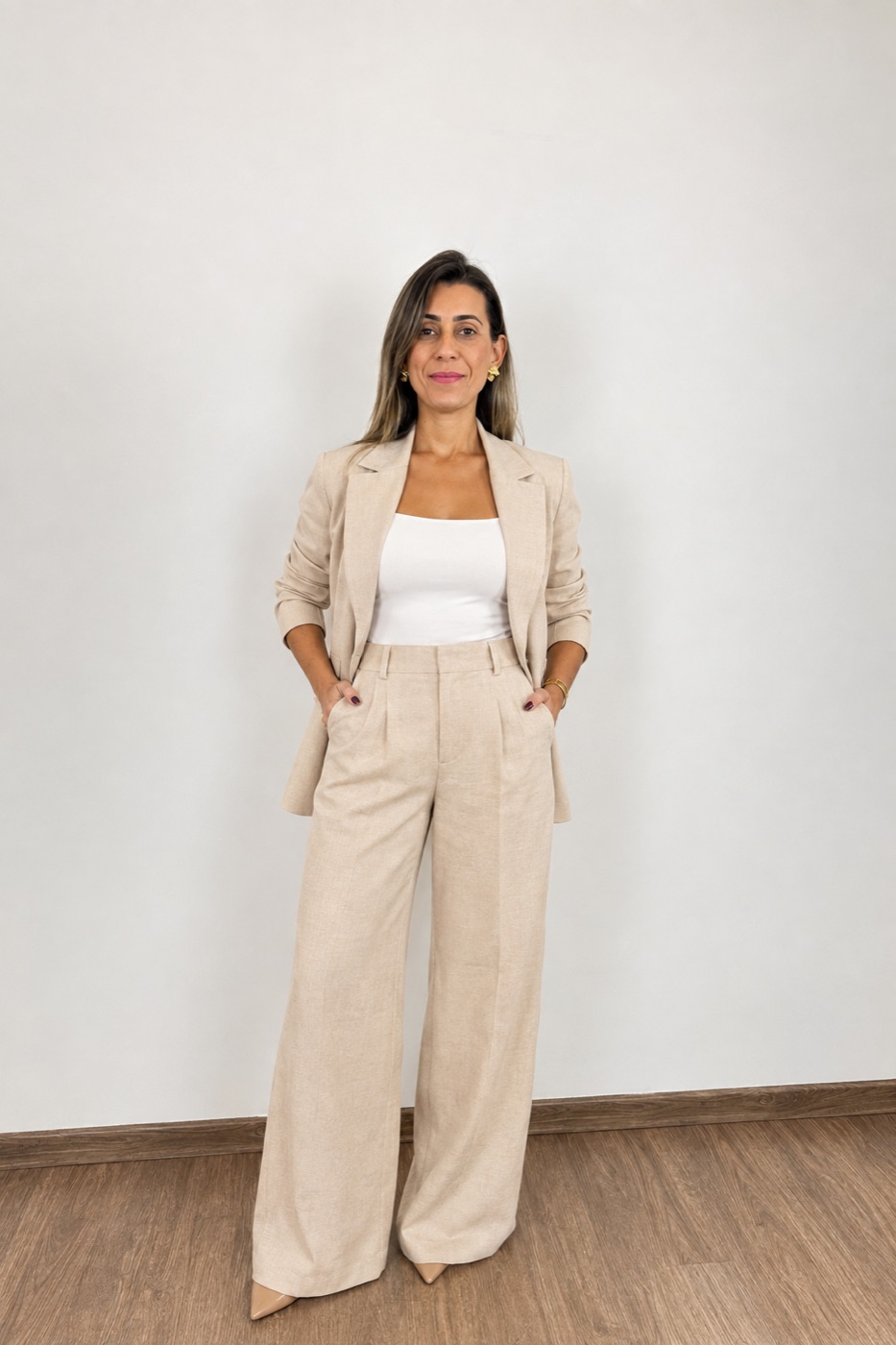 Retrato de Ana Assis de terno bege